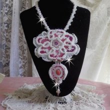 Chloé Plastron-Halskette, bestickt mit feinster Perlenspitze, Swarovski-Kristallen, Perlmuttperlen und Miyuki-Rocailles